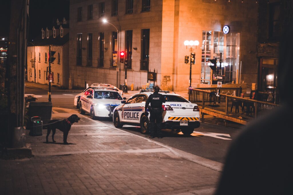 policiers en pleine intervention nocturne à montréal