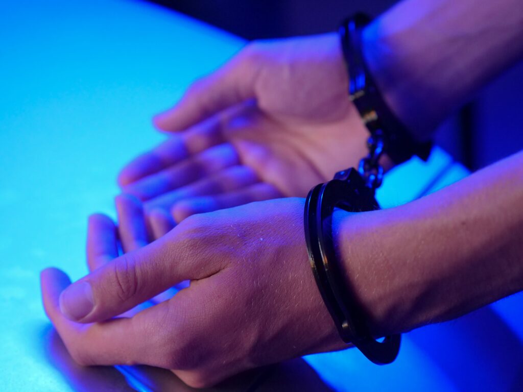 Mains menottées en état d'arrestation pour agression sexuelle