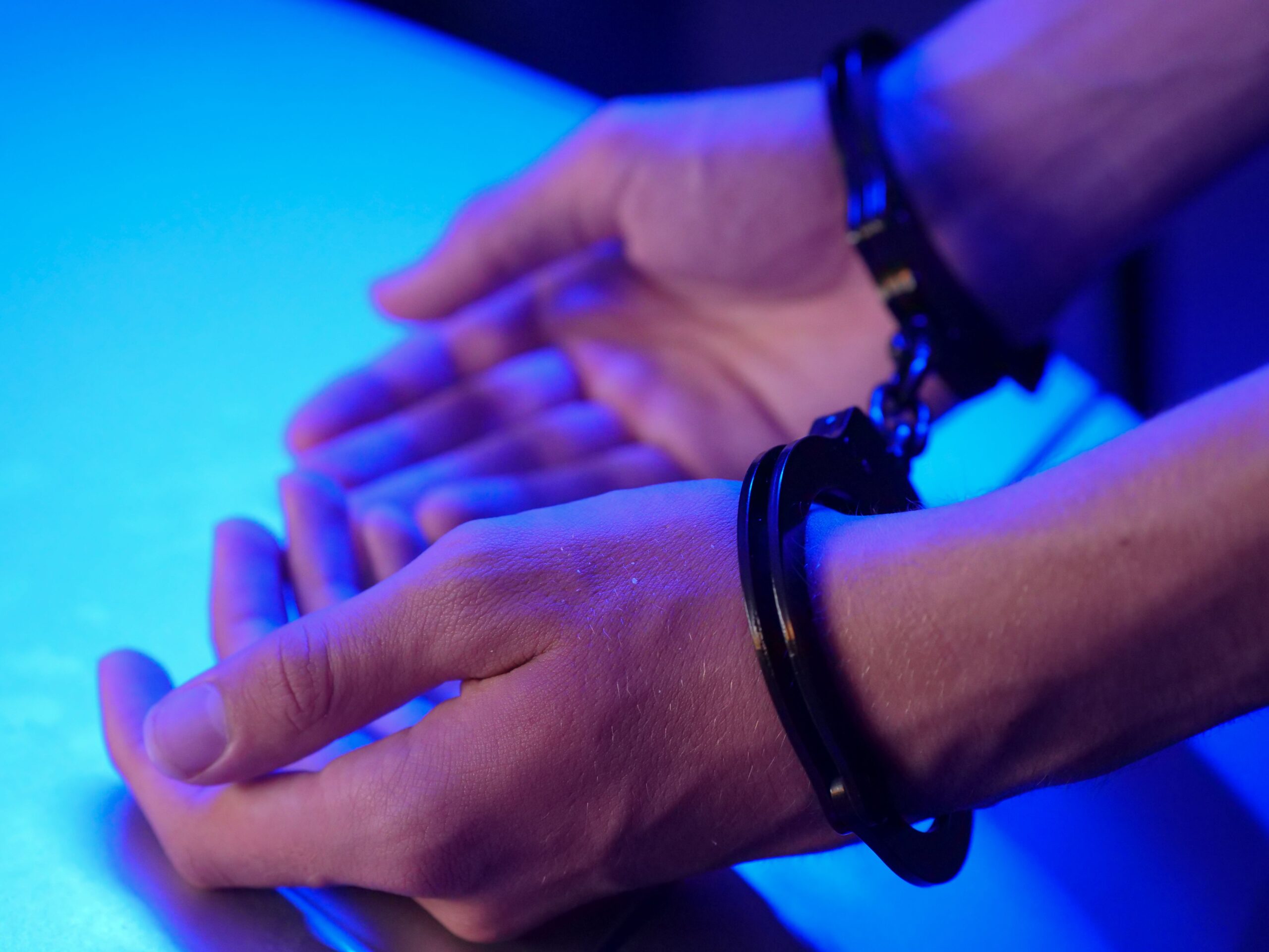 Mains menottées en état d'arrestation pour agression sexuelle